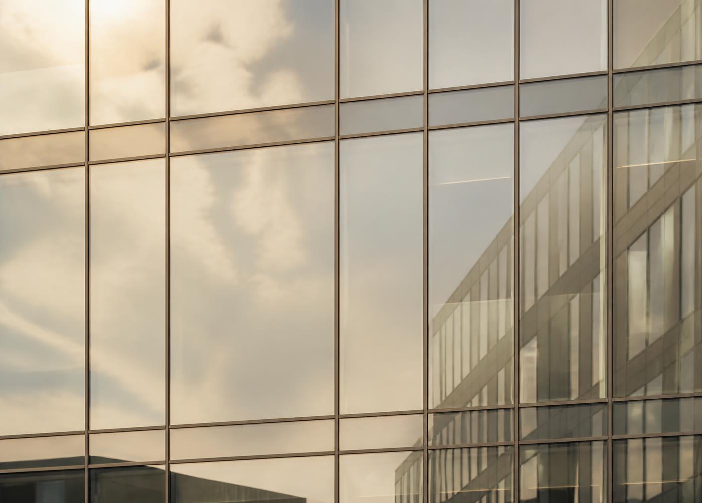 Façade en verre d'un immeuble de bureaux contemporain